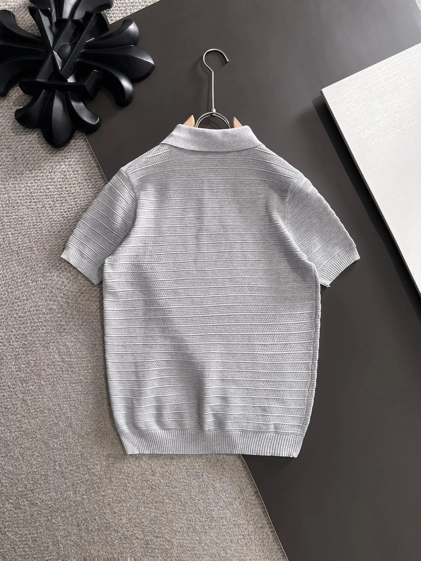 Next day shipment LP high quality Loro Piana 26ss New Arrival men's short-sleeved T-shirt Made of combed cotton yarn knitted cotton fabric, no pressure when entering and exiting the counter Exclusive control of raw materials It feels substantial when weighed, and the upper body is more textured than ordinary T-shirts. This texture can cope with the weather easily and is suitable for both hot and cold! Loose fit design, looks noble. The only correct version is available Size: M to XXXL